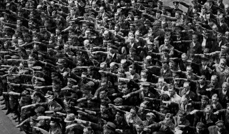 Saludo a Adolfito, el "popular", en 1936: Juega y busca a August Landmesser